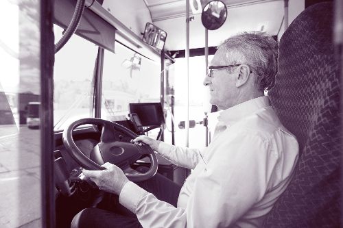 Busfahrer lenkt einen Bus