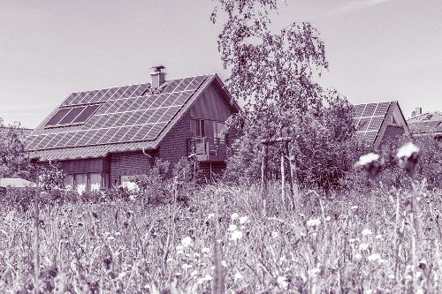 Haus im Grünen mit Solarpanels auf dem Dach