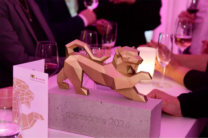 Die Trophäe des Landespreises: Die goldene Löwin