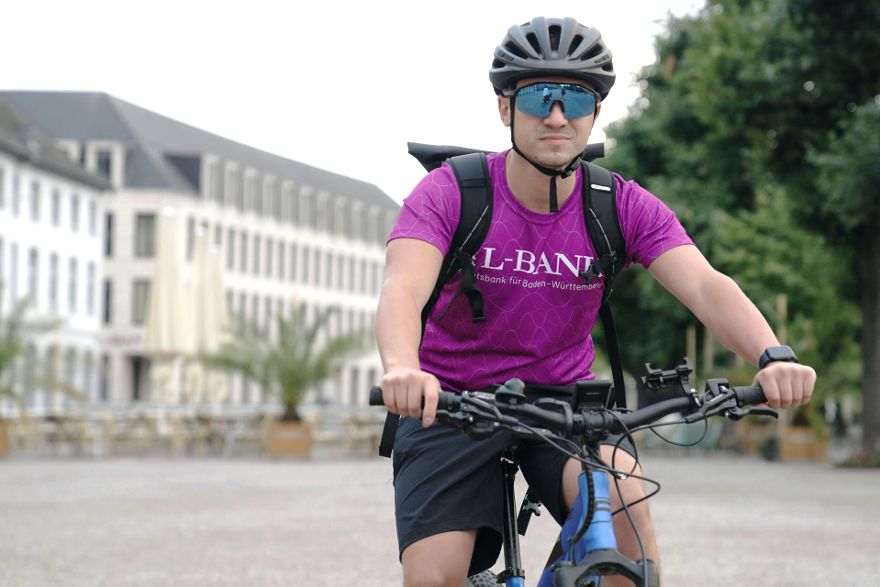 L-Bank-Mitarbeiter auf dem Fahrrad