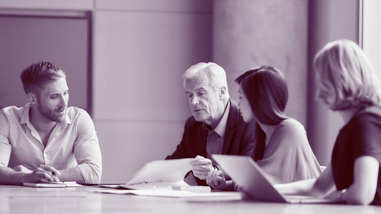 Ein Berater der L-Bank im Gespräch mit einer Gruppe