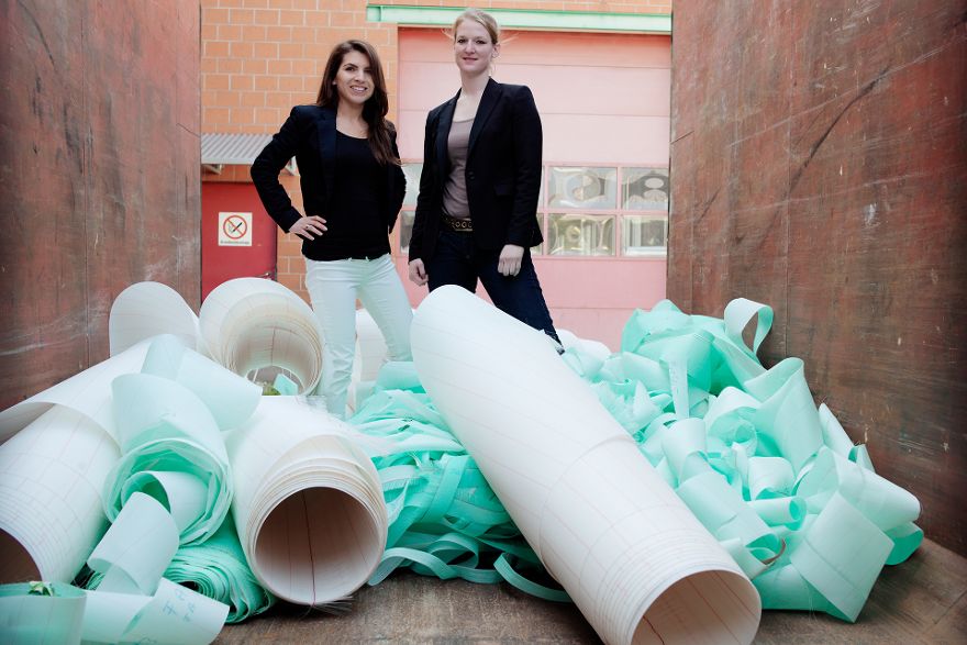 Gründerinnen der GlobalFlow GmbH stehen zwischen Müllhaufen.