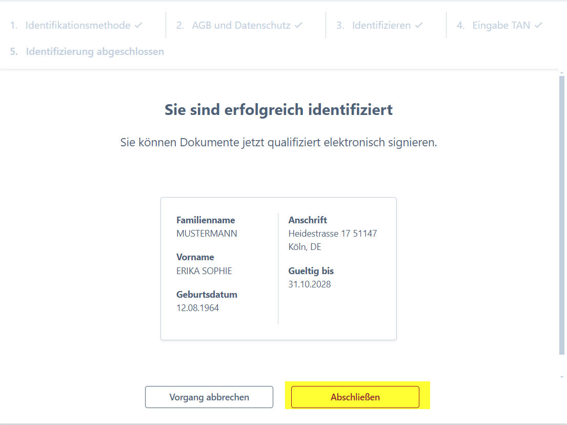 Screenshot der Seite nach erfolgreichem Abschluss der Identifikation per eID. Es ist eine Zusammenfassung der erfassten Daten zu sehen. Unten befinden sich ein Vorgang abbrechen-Button auf der linken und ein Abschließen-Button auf der rechten Seite.
