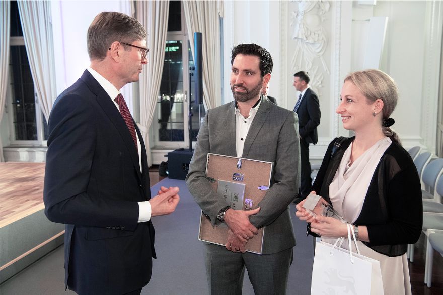 Vorstandsmitglied Johannes Heinloth gratuliert den Landespreisträgern